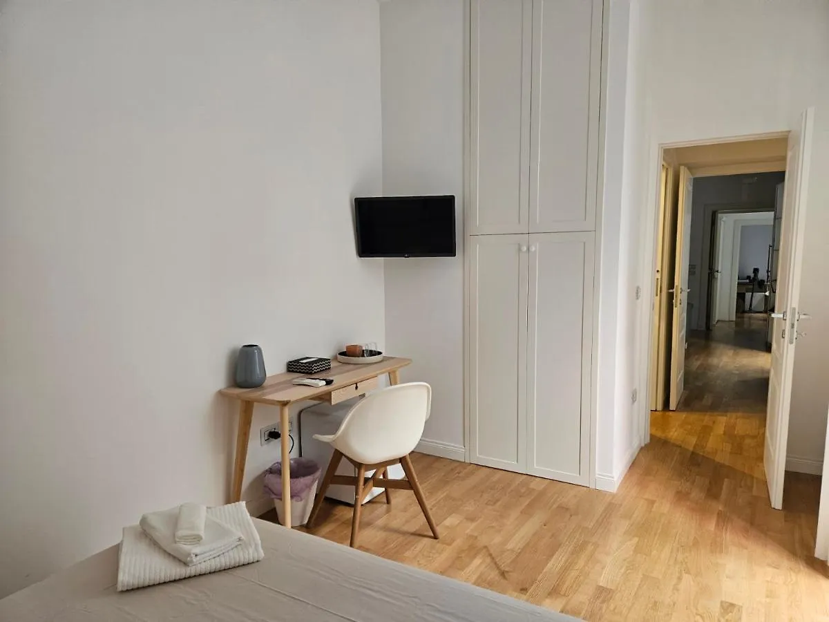 Toledo Suites Naples Guest house